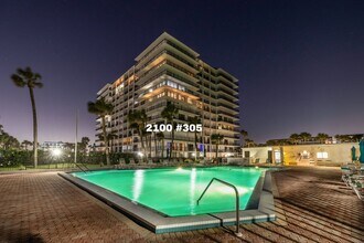 2100 N Atlantic Ave in Cocoa Beach, FL - Foto de edificio - Building Photo