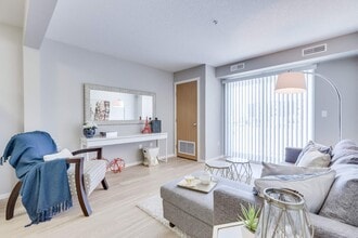 Lindgren Manor in Kelowna, BC - Building Photo - Building Photo