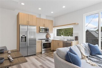 8449 Delridge Way SW in Seattle, WA - Foto de edificio - Building Photo