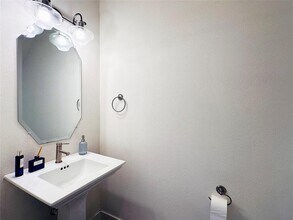 2716 Halcyon Dr in Austin, TX - Building Photo - Building Photo