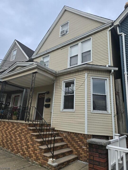 268 Devon St in Kearny, NJ - Building Photo