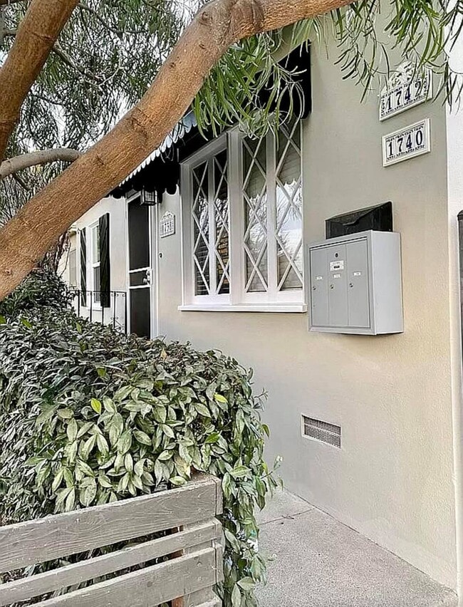1738 Carmona Ave, Unit 1738 in Los Angeles, CA - Building Photo - Building Photo