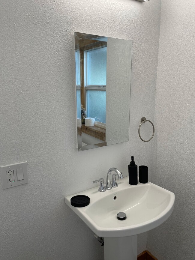 2919 Summers Ln, Unit Front house in Klamath Falls, OR - Foto de edificio - Building Photo