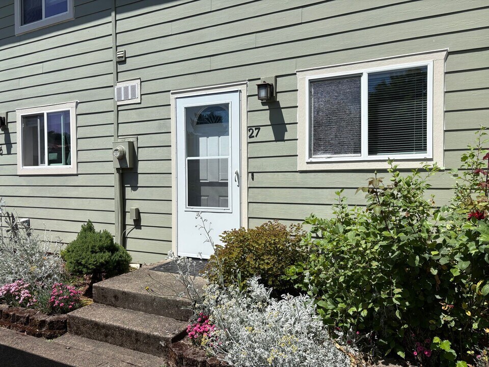 3305 Vittoria Way in Newberg, OR - Building Photo
