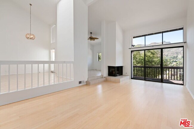 1631 Michael Ln in Los Angeles, CA - Building Photo - Building Photo