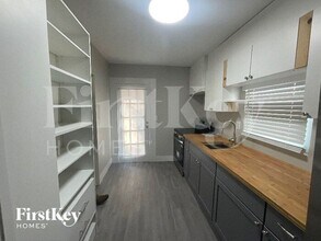 2081 Glenwood Ave SE in Atlanta, GA - Foto de edificio - Building Photo