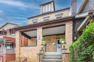 956 Greenfield Ave in Pittsburgh, PA - Building Photo - Building Photo