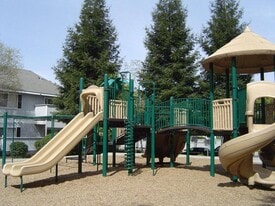 2052 Willowbrook Dr in Merced, CA - Building Photo