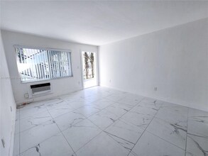 2465 SW 27th St in Miami, FL - Building Photo - Building Photo