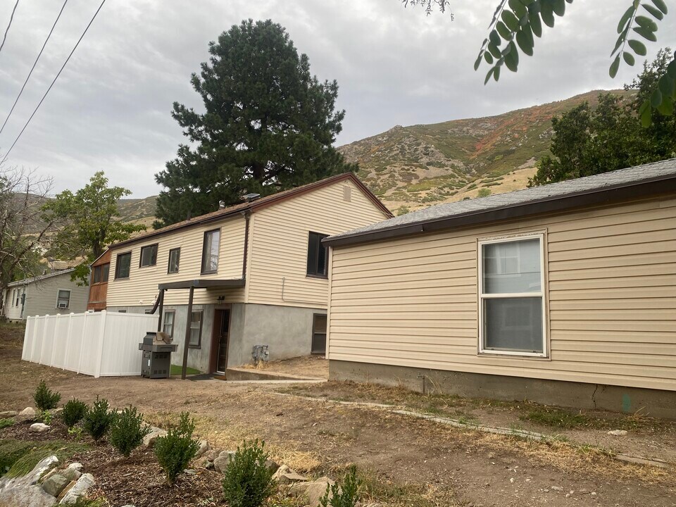 25 N 300 E, Unit Travis Heairld in Farmington, UT - Building Photo