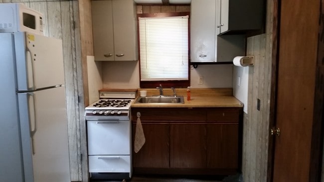 19 Douglas St in Sayreville, NJ - Building Photo - Building Photo