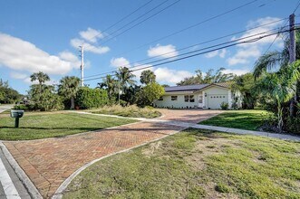 364 NW 35th St in Boca Raton, FL - Foto de edificio - Building Photo