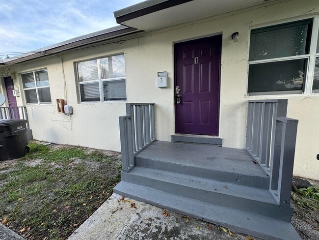 907 8th St in West Palm Beach, FL - Foto de edificio - Building Photo