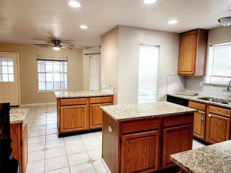 10306 Jockey Club Dr in Houston, TX - Building Photo