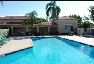 Villas at Cove Crossing in Lantana, FL - Building Photo - Building Photo