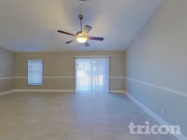 409 N Dixie Dr in Howey In The Hills, FL - Foto de edificio - Building Photo