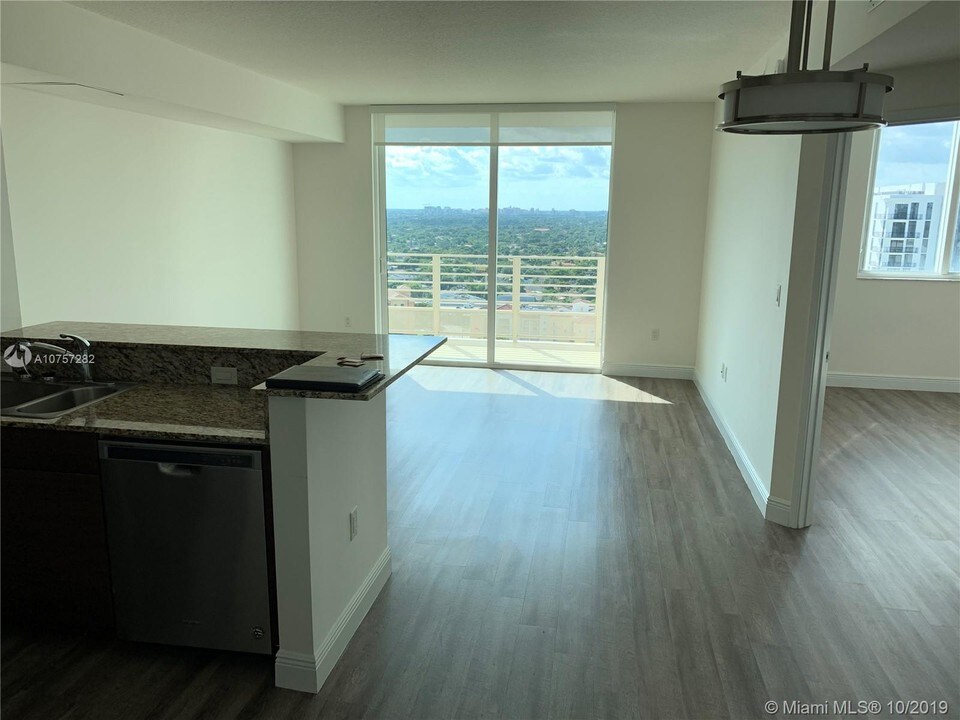 110 SW 12th St in Miami, FL - Building Photo