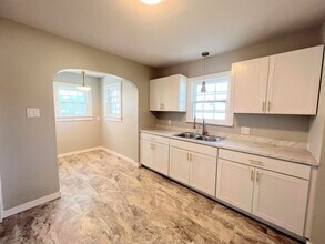 516 W 13th Ave in Hutchinson, KS - Building Photo - Building Photo