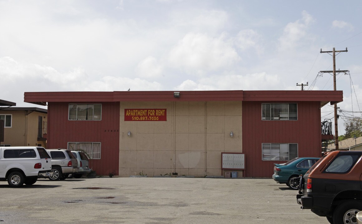 The Topaz Apartments in Hayward, CA - Building Photo