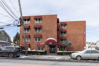 999 Forest Ave in Staten Island, NY - Building Photo - Building Photo