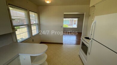 7125 NE Halsey St in Portland, OR - Building Photo - Building Photo