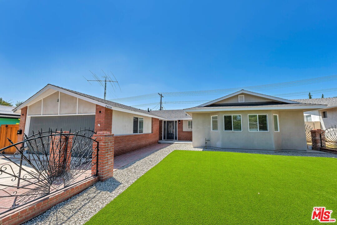 24114 Gilmore St in Los Angeles, CA - Building Photo
