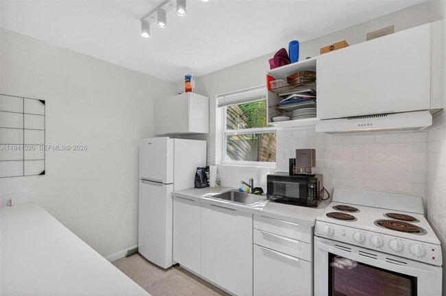 3676 Oak Ave in Miami, FL - Building Photo - Building Photo