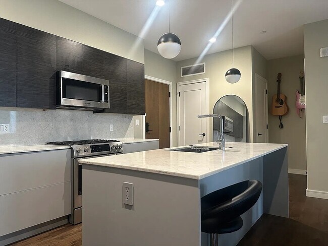 45 Burnett St, Unit 407 in Boston, MA - Building Photo - Building Photo