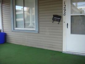 1298 Pennsylvania Ave in Monaca, PA - Building Photo