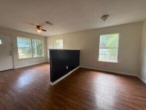 513 Centre St in San Marcos, TX - Building Photo - Building Photo
