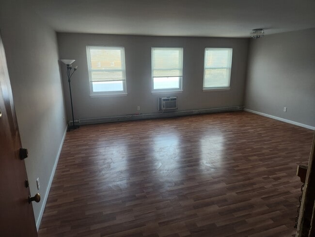 13797 Cedar Rd, Unit #202 in South Euclid, OH - Foto de edificio - Building Photo