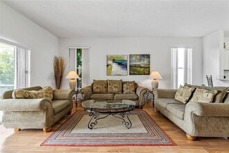 647 Ella Mae Dr in Davenport, FL - Foto de edificio - Building Photo