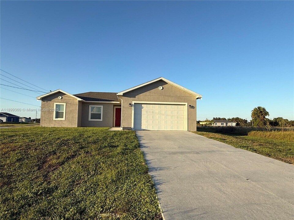 1025 Jupiter Lp in La Belle, FL - Building Photo