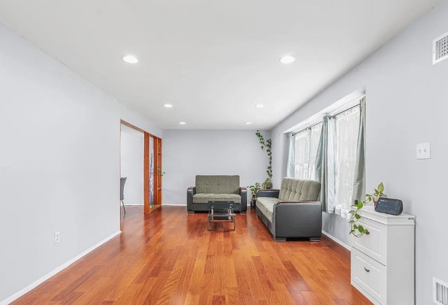 4 Daphne Ct in Edison, NJ - Building Photo - Building Photo