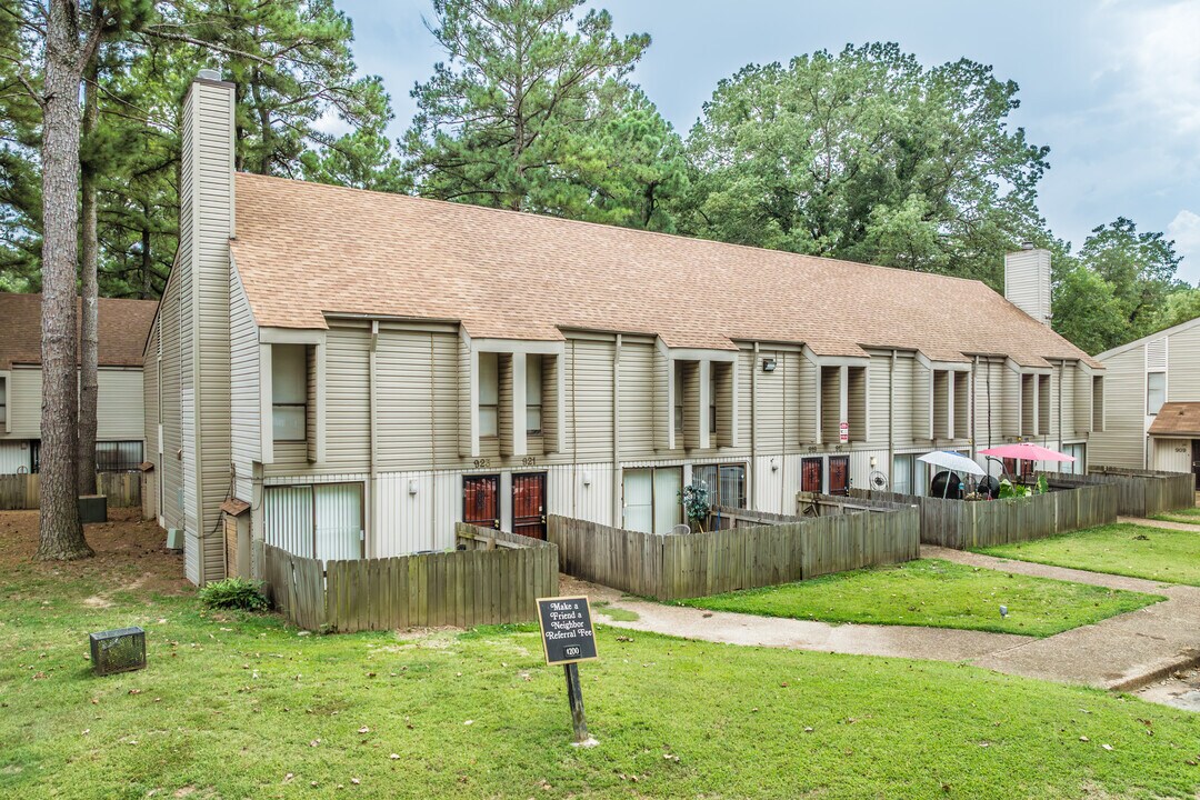 913 E Raines Rd in Memphis, TN - Building Photo