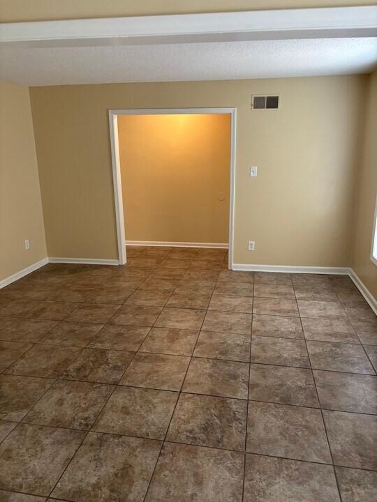 5082 Golden Oaks Dr in Memphis, TN - Building Photo