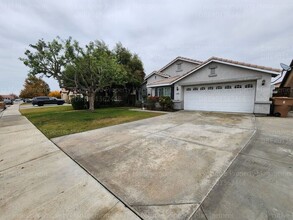 13306 Cheyenne Mountain Dr in Bakersfield, CA - Building Photo - Building Photo