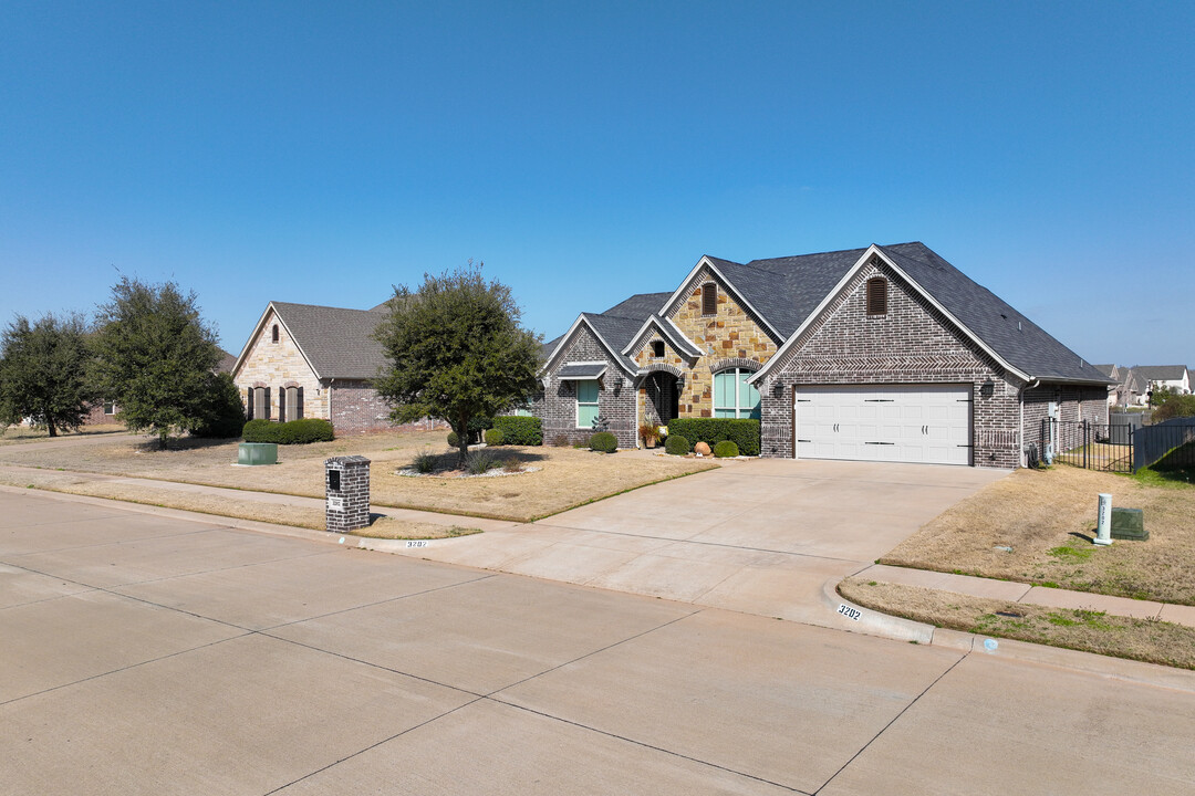 Abe's Landing in Granbury, TX - Building Photo