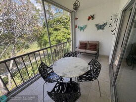 1055 Country Club Dr in Margate, FL - Building Photo