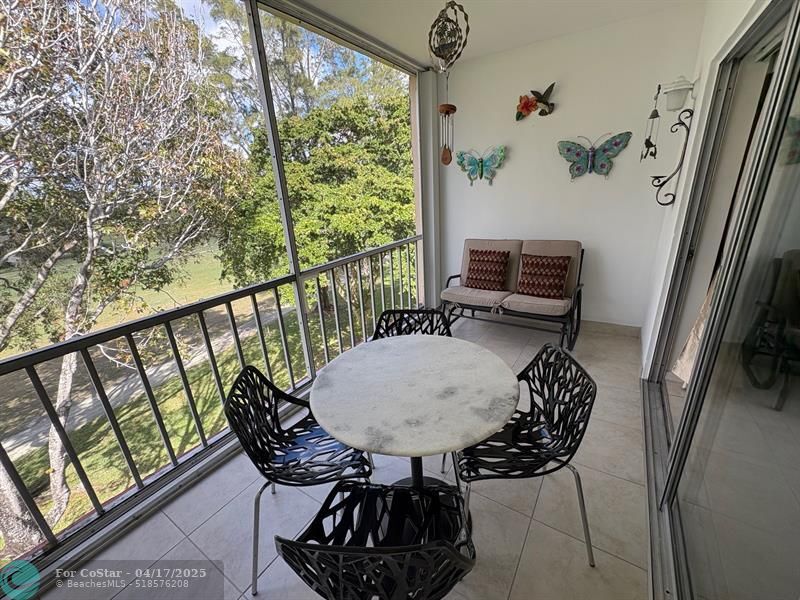 1055 Country Club Dr in Margate, FL - Building Photo