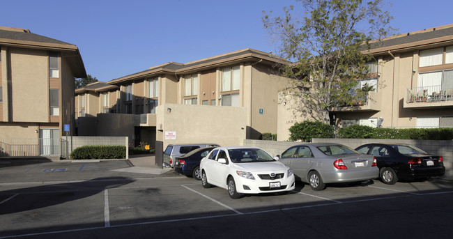 Country Club Apartments in Buena Park, CA - Foto de edificio - Building Photo