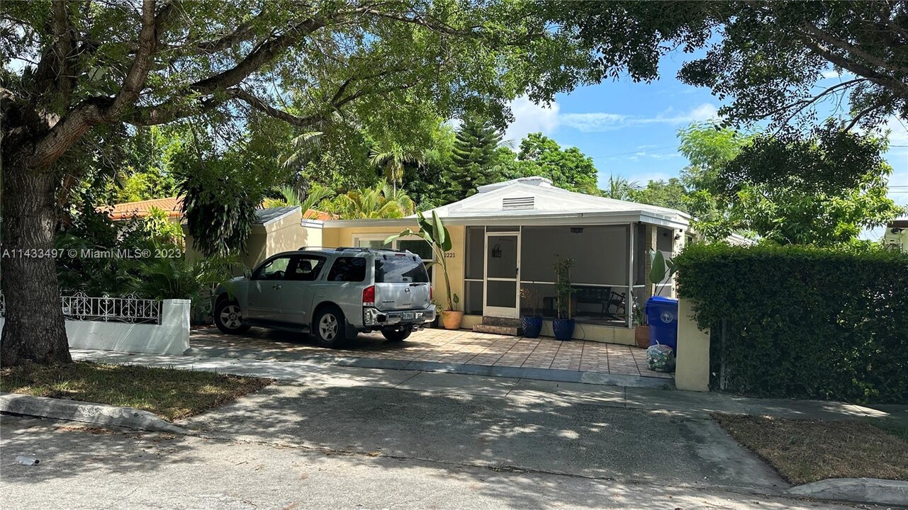 2221 SW 26th Ln in Miami, FL - Building Photo