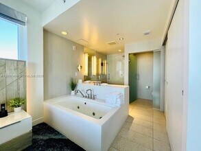 3101 Bayshore Dr, Unit 1701 in Fort Lauderdale, FL - Foto de edificio - Building Photo