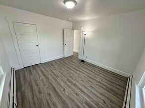 166 Higbie Ln in West Islip, NY - Building Photo - Building Photo