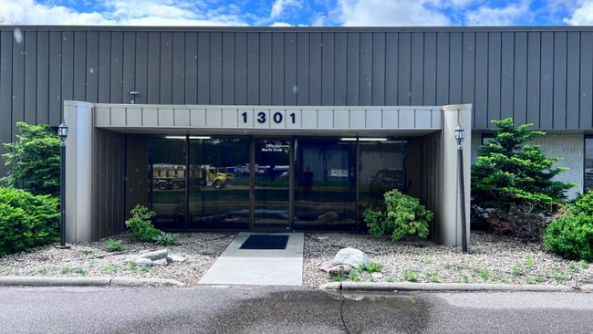 1301 Cliff Rd E in Burnsville, MN - Foto de edificio - Building Photo