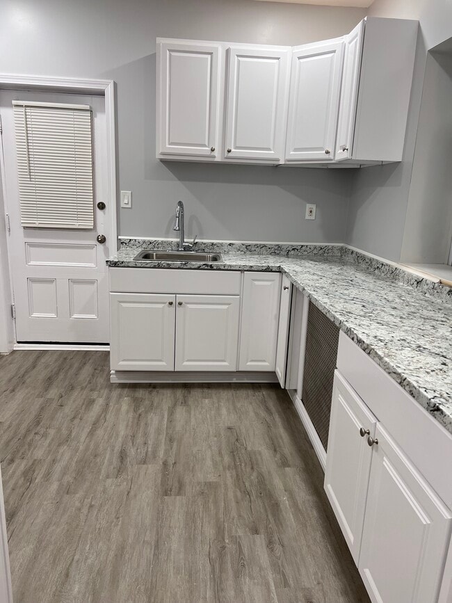 938 Enfield St, Unit 1st Floor Apartment in Enfield, CT - Building Photo - Building Photo