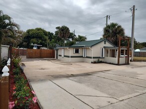 1330 NE Dixie Hwy in Jensen Beach, FL - Building Photo - Building Photo