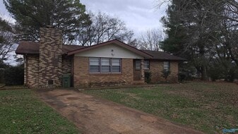 2206 Glen Iris Cir NW in Huntsville, AL - Building Photo