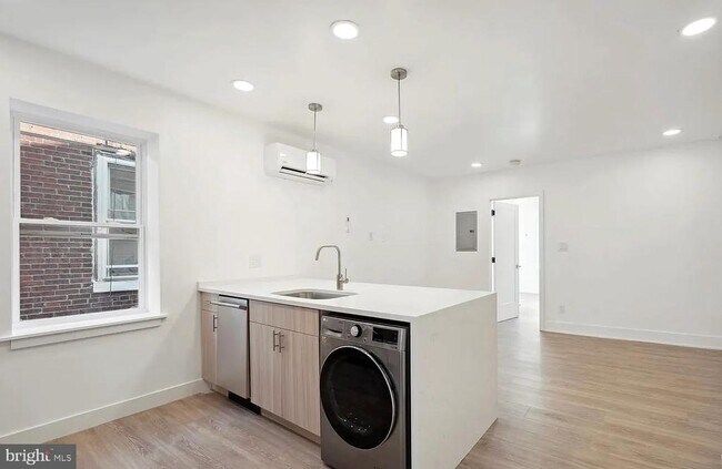 5043 Spruce St in Philadelphia, PA - Building Photo - Building Photo