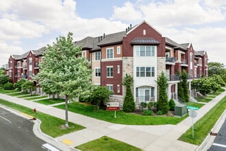 Van Buren Place in Sun Prairie, WI - Foto de edificio - Building Photo